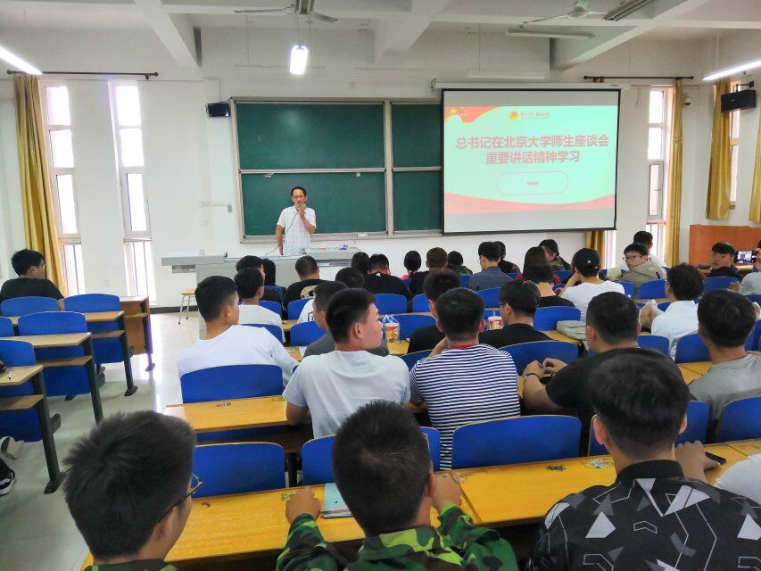 程树明老师带领学生学习习总书记五四讲话.jpg 程树明老师带领学生学习习总书记五四讲话.jpg