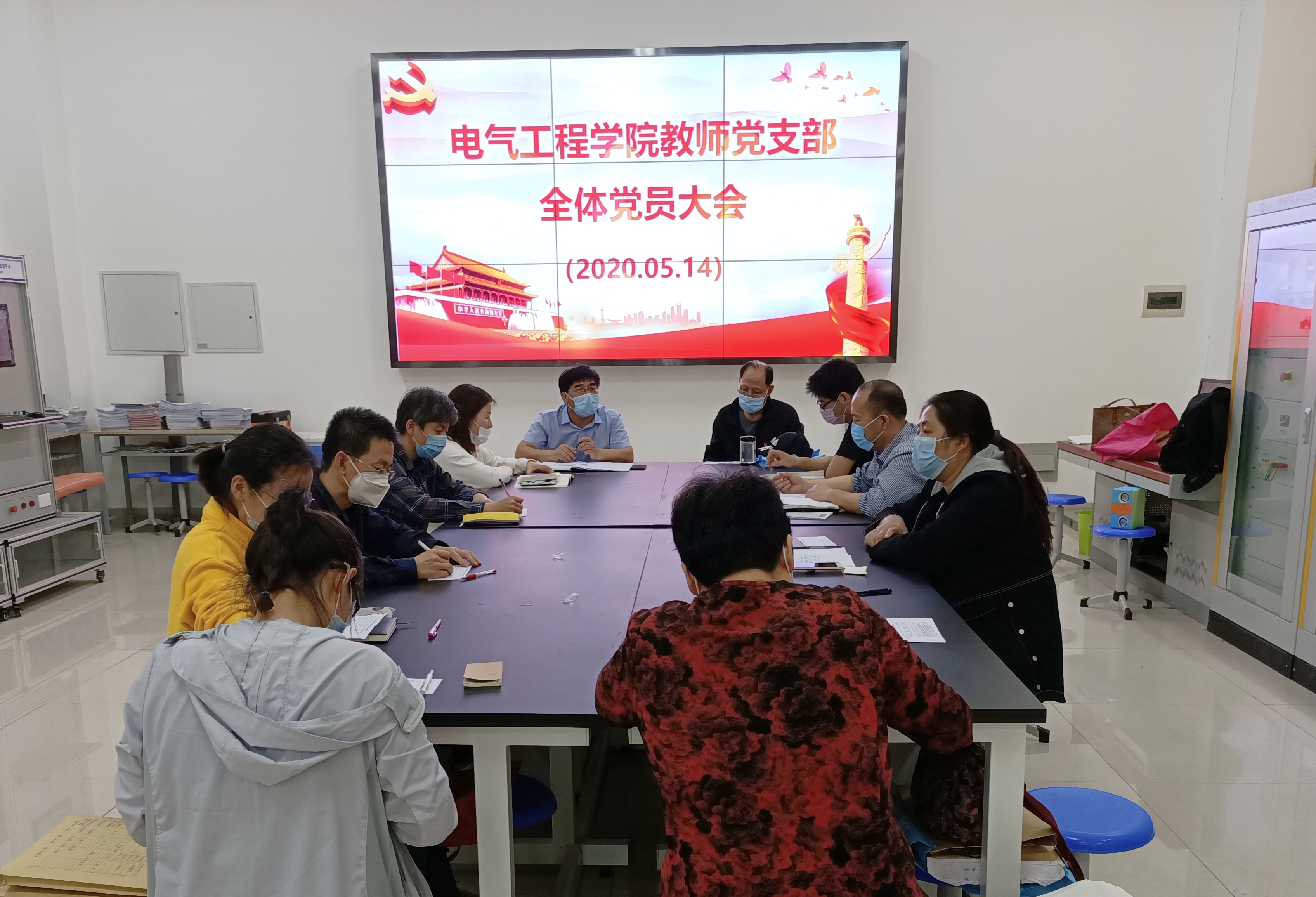 支部党员大会.jpg 支部党员大会.jpg
